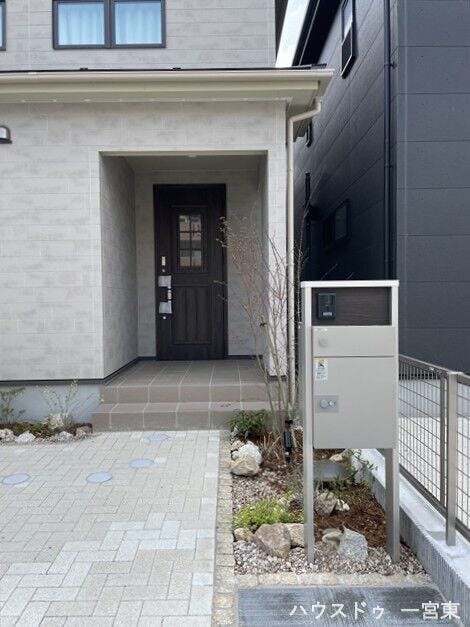 【玄関ポーチ】