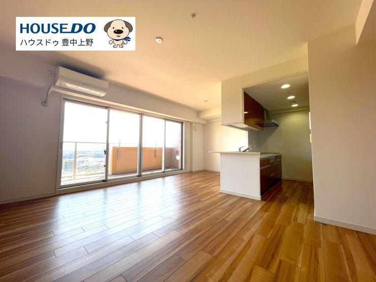 【外観】
【LDK】
約19.5帖の広々LDK!南向きバルコニーに面しており明るい室内です♪リビングとダイニング部分には床暖房もございます!