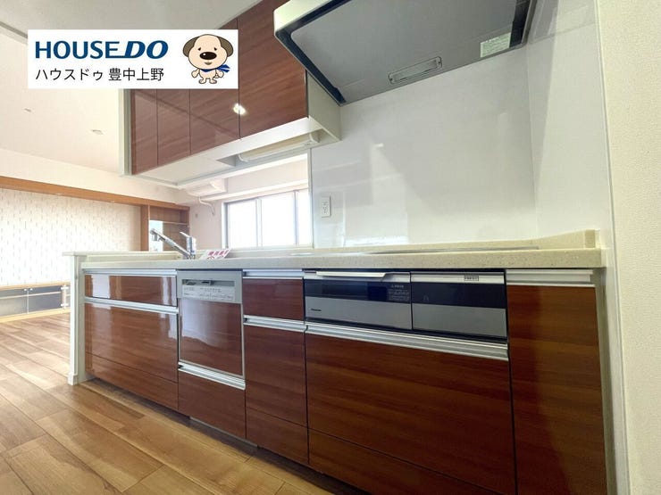 設備の整ったシステムキッチン!IHクッキングヒーター、食洗機、ディスポーザー完備。キッチン後ろには大容量のカップボードが付いています!