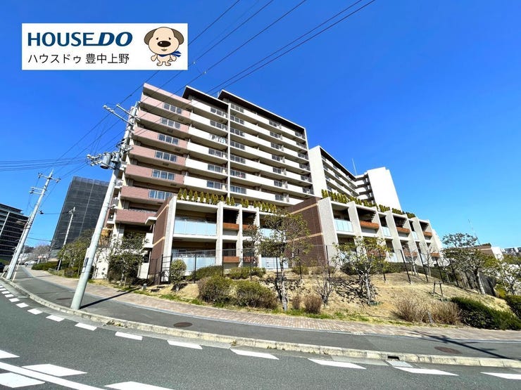 閑静な高台に位置する大規模マンション。オートロックや宅配ボックスなど設備も充実しています。周辺道路は広く整備されており、落ち着いた住環境が魅力です。