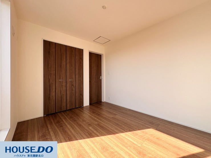 施工事例:真弓4丁目モデルハウス
木目調のフローリングが落ち着いた印象を与える洋室です!壁一面にクローゼットが配置されており、居室スペースを広く使って家具をレイアウトできます♪