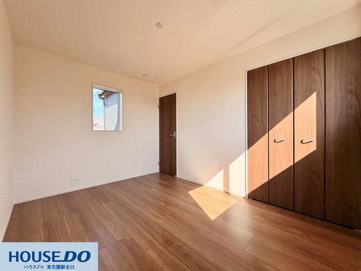 施工事例:真弓4丁目モデルハウス
窓から自然光が差し込む明るい室内です!コンセントの位置も考慮されており、デスクを置いてテレワークスペースや趣味の部屋としても活用しやすい間取りです♪