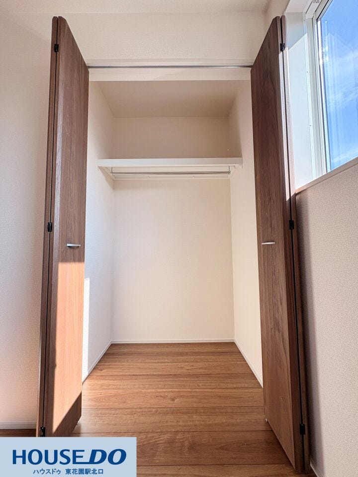 施工事例:真弓4丁目モデルハウス
採光窓の近くに配置されたクローゼットは、内部まで見渡しやすく中身の出し入れが容易です!床から天井まで高さを活かしてたっぷり収納できます♪