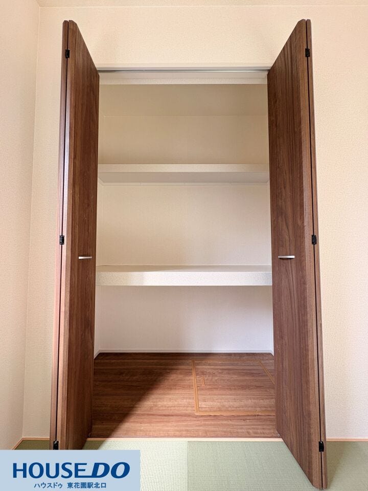 施工事例:真弓4丁目モデルハウス
和室に備わった奥行きのある押入です!布団や季節物の家電もすっきり収まる収納力です♪上下に分かれた棚板で、荷物の整理整頓がスムーズに行えます!