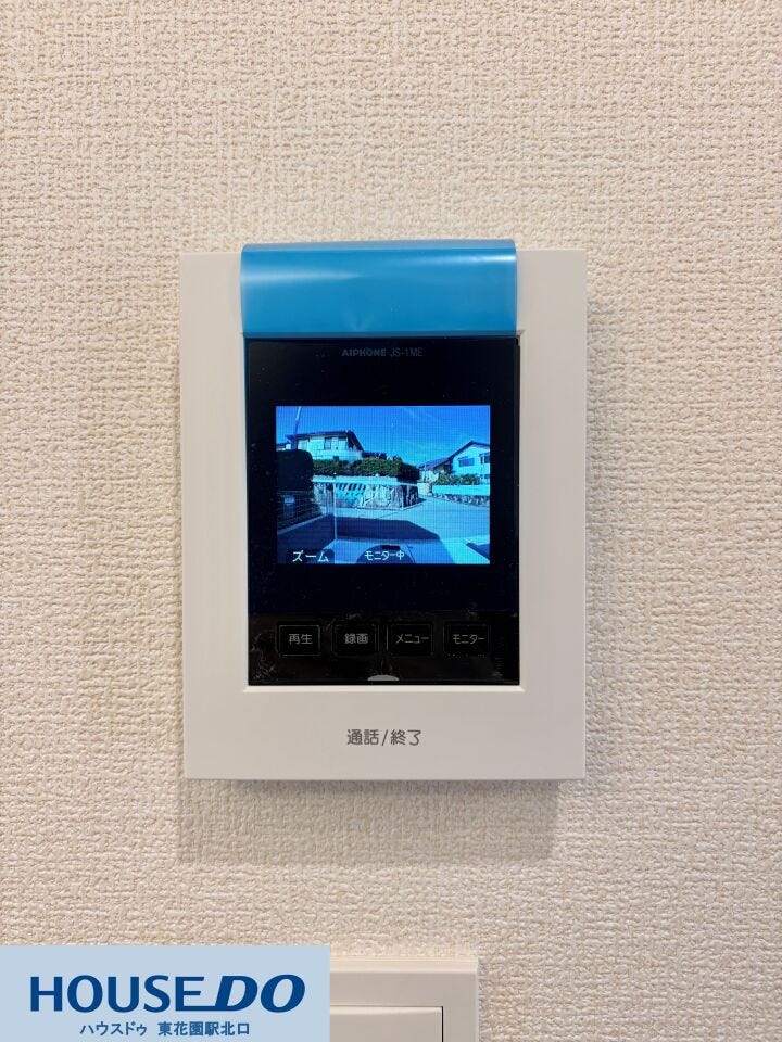 施工事例:真弓4丁目モデルハウス
来客時に相手の顔を室内から確認できる、録画機能付きのカラーモニターインターホンです!夜間の訪問者もはっきりと映し出すため、防犯面でも心強い設備です♪