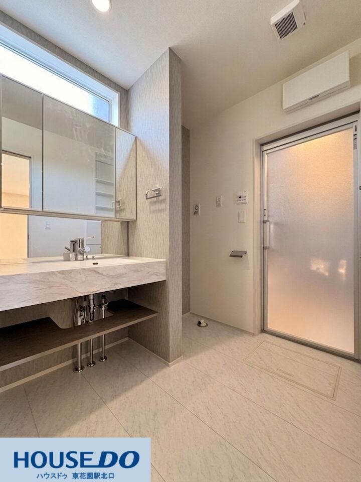 施工事例:真弓4丁目モデルハウス
高級感のある石目調の洗面台と、大きな三面鏡が特徴のサニタリースペース♪鏡の裏側や足元の棚に小物を整理でき、忙しい朝も気持ちよく身支度が整えられます!