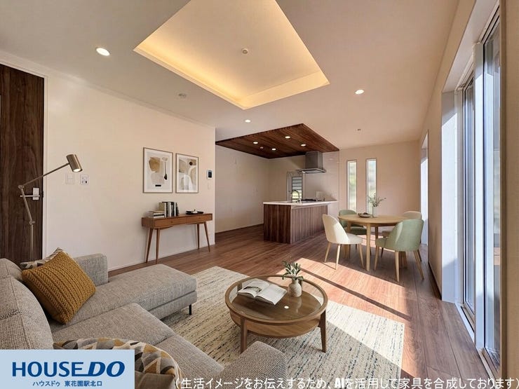 【リビング】
施工事例:真弓4丁目モデルハウス
折り上げ天井の間接照明が、夜のくつろぎ時間を穏やかに演出します♪大きな窓からは温かな日差しが室内の奥まで差し込み、日中は照明をつけずとも明るい空間です!