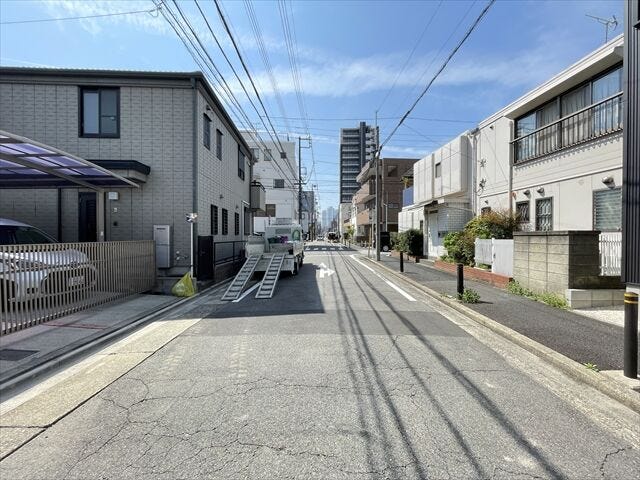 幅員約8mの前面道路です。広々としていて、街並みが開放的で圧迫感がありません。
