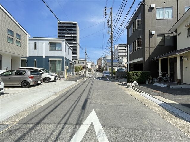 幅員約8mの前面道路です。普通車が余裕を持ってすれ違うことの出来る道幅です。もちろん、大型車も余裕を持って通行出来ます。