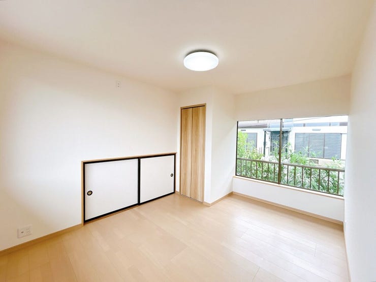 【リフォーム中8/16撮影】2階東南側のお部屋です。クローゼットに加え、屋根裏収納もついています。