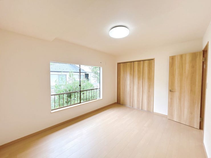 【リフォーム中8/16撮影】2階北東側洋室の写真です。2階にもお部屋が二部屋あるとうれしいですね。