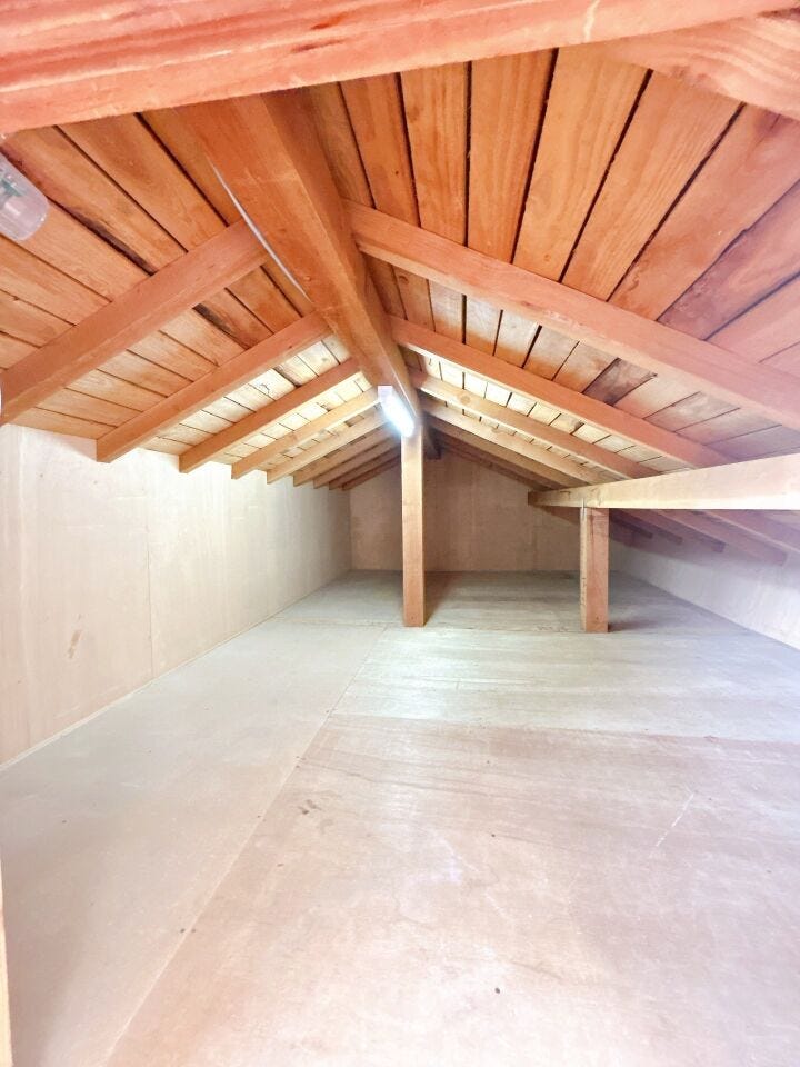 【リフォーム中8/16撮影】屋根裏収納の写真です。季節ものを収納するのもいいですね。