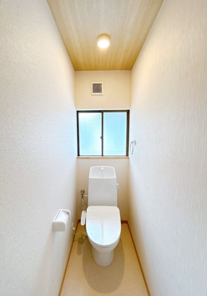 【リフォーム中8/16撮影】トイレの写真です。トイレは新品交換いたしました。窓もあるので換気もしっかりできそうですね。
