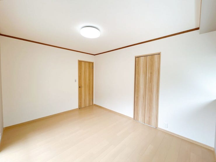 【リフォーム中8/16撮影】1階洋室の写真です。6帖のお部屋になります。収納もついているのでご家族のお部屋として使用するのもいいですね。