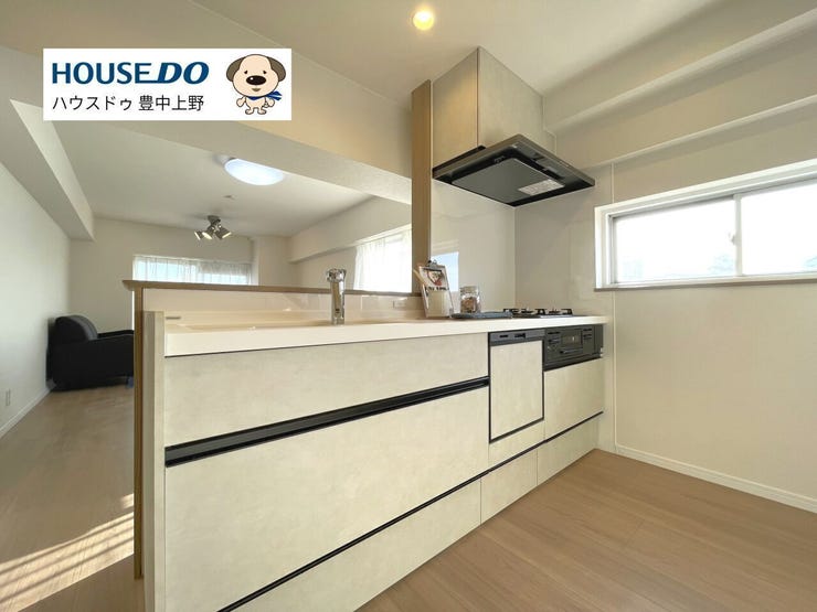 食洗機付きのシステムキッチン!横の小窓からお子様たちが公園で元気に遊ぶ風景を見られます♪