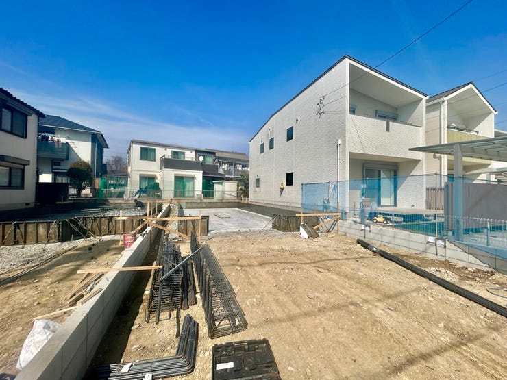 ◇外観写真◇
◎全居室2面採光で、室内明るいです♪◎全居室に収納がありまる♪◎南向きにつき陽当たり良好です♪◎駐車スペースうれしい並列2台分あります♪