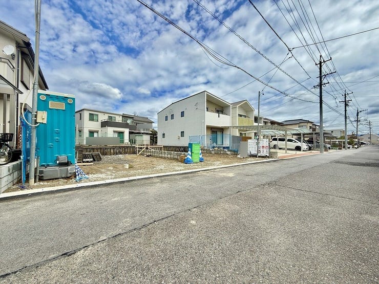 ◇前面道路◇
道路幅はゆとりある6.0m。交通量は多くなく、間口も広く作られているので楽に駐車できます。駅や線路が近すぎることもないので、電車の騒音や踏切の音なども気にすることなく生活して頂けます。