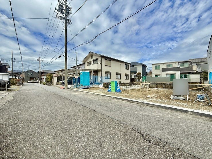 ◇前面道路◇
スーパーやコンビニ、ドラッグストア、郵便局など、毎日の生活に必要な施設がすべて徒歩圏内にそろっています。周辺施設が充実しているかどうかも物件選びにおいては大切なポイントですね。