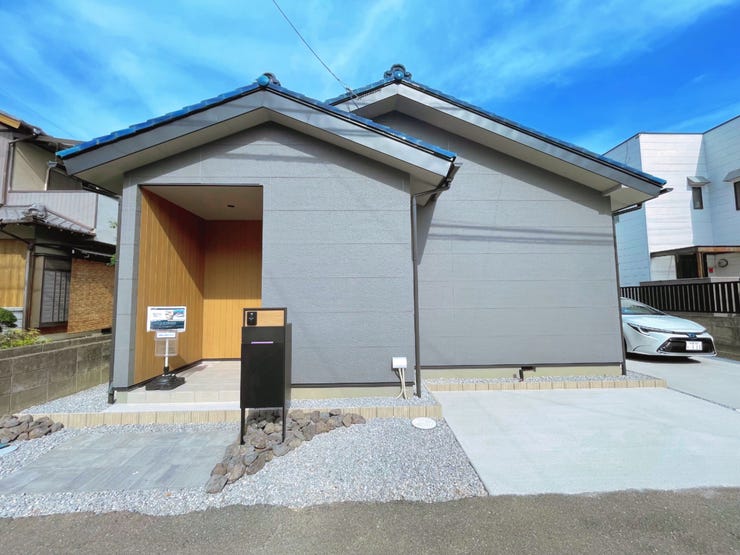 【外観】
人気の平屋住宅☆
四日市あすなろう鉄道「泊」駅まで徒歩約4分の立地!
【泊山小学校/南中学校エリア】