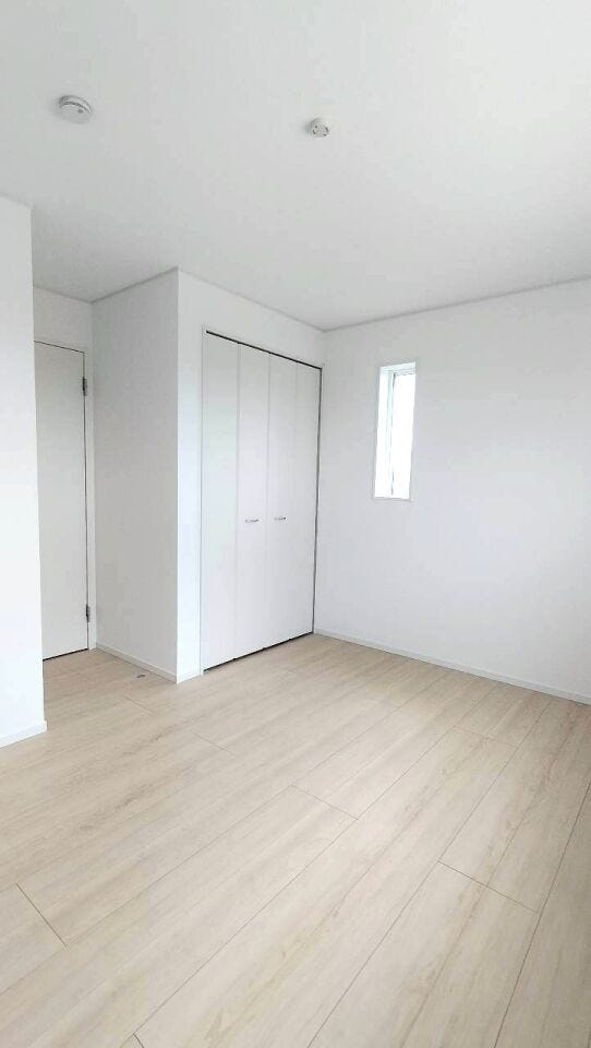 木目調のフローリングでお掃除のしやすい部屋です