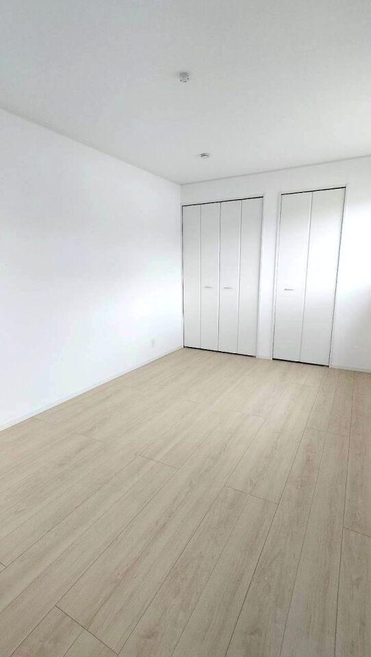 窓からたっぷりと日が差し込む明るい洋室です