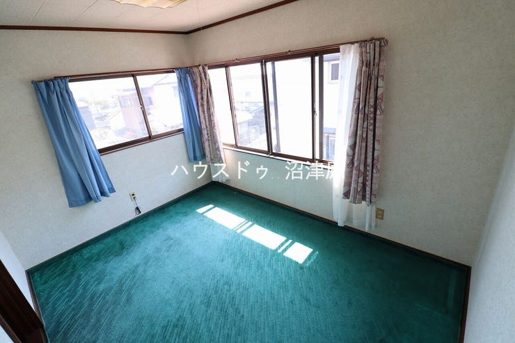 2F洋室、日差したっぷりの窓2面