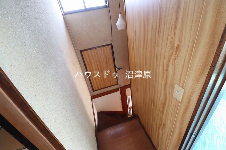 1Fへの階段、窓の下にある扉を開けると屋根裏に繋がります