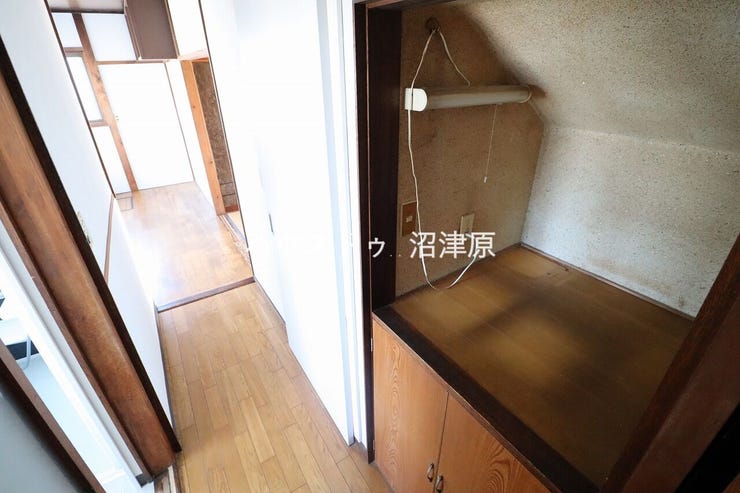 1F廊下、階段下には収納と棚