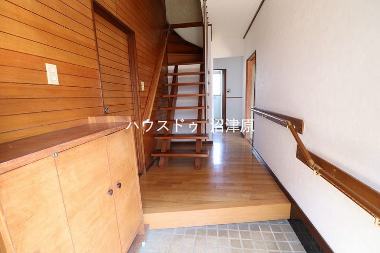 玄関からすぐ2Fへの階段あります
