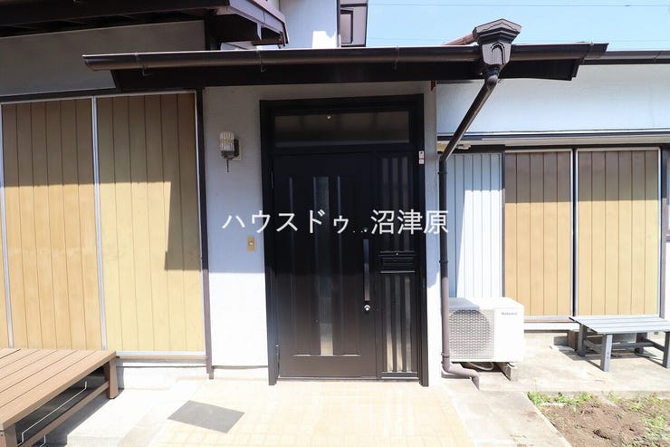 玄関ドアは2024年7月にリフォーム