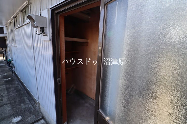 外側に入口がある倉庫