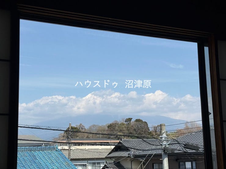 2F和室より、撮影日には雲が多めでしたが、快晴日には富士山がよく見えます