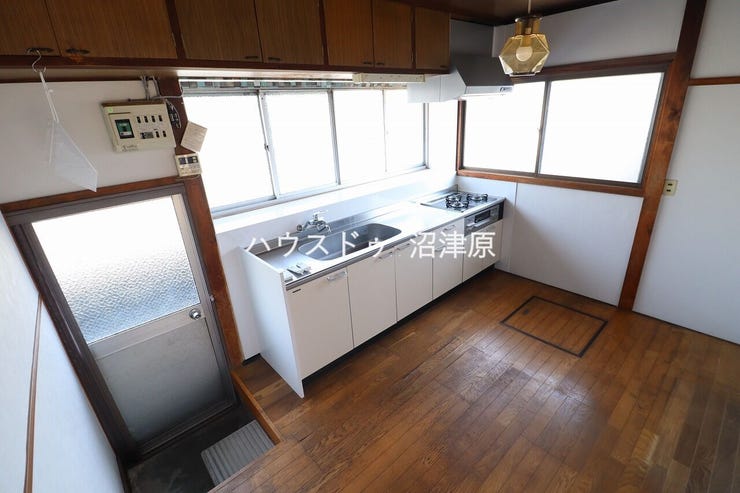 勝手口のあるダイニングキッチン