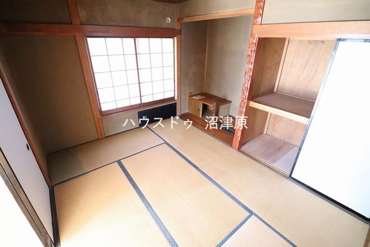 1F和室、床の間には地袋