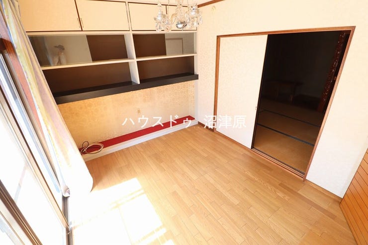 1F洋室、便利な棚付き