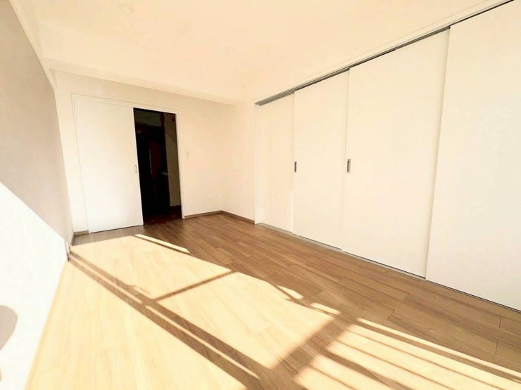 洋室①7.5帖
ウォークインスルークローゼット付きです!