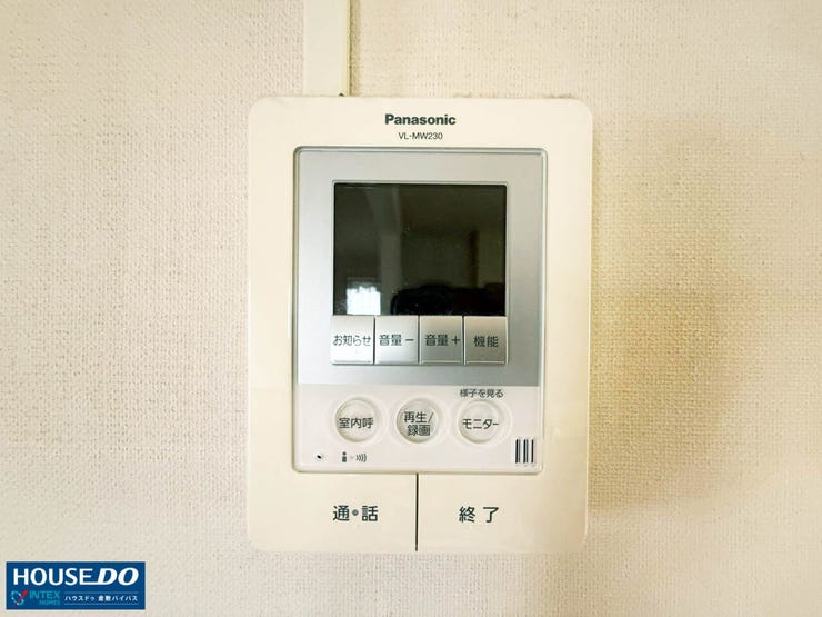 【モニタ付きインターホン】
来訪者の顔を画面でしっかり確認できる安心のモニタ付きインターホン!お子様のお留守番時や忙しい家事の合間でも、室内から安全に対応できて家族みんなが快適に過ごせます♪