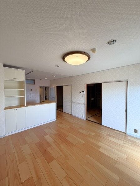 カウンターの下は収納があります。よく使う荷物や書類を入れるのにピッタリですね