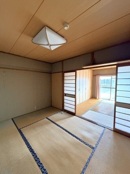 二間続きの和室なので、ふすまを開けて広々使うこともできますね。