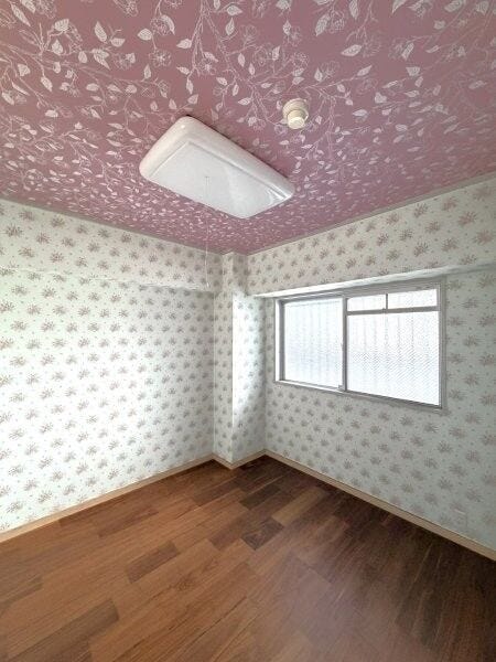 玄関入ってすぐの洋室です。