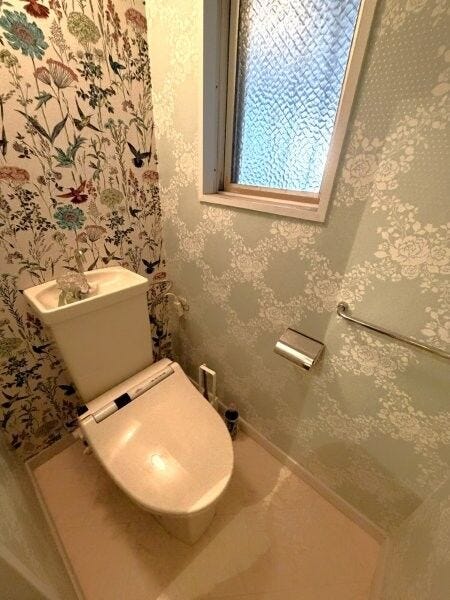 トイレは窓付きです!日中は電気をつけなくても明るいので光熱費の節約になりそうです。