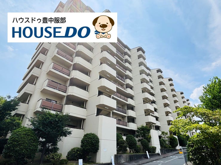 【外観】
近隣には里山の自然が楽しめる「紫金山公園」があり、緑豊かな環境です。また徒歩圏に各種生活施設、小・中学校が揃っており、大変便利な環境です。