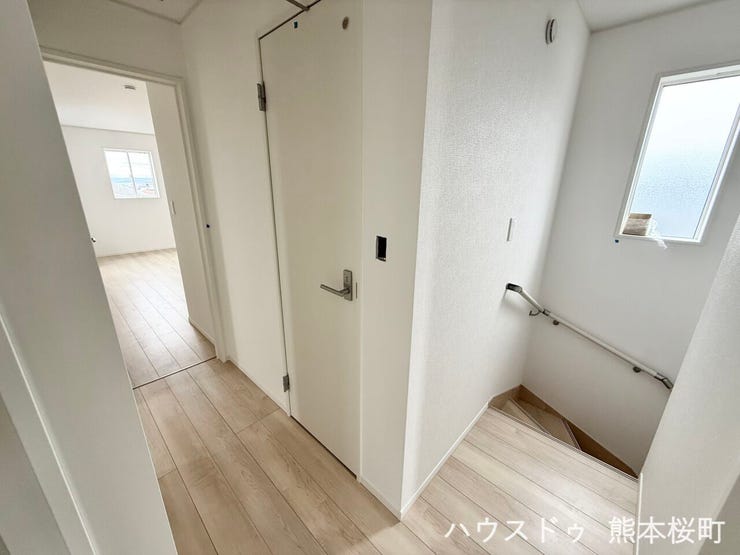 ■□■暮らしを繋ぐ、明るい動線■□■採光窓から光が差し込み、足元を優しく照らす。安全で快適な、家族の生活を支える縦の繋がりです。