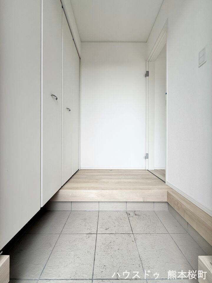 ■□■「しまう」が叶える、美しい玄関■□■大容量のシューズボックスがあることでいつも整理された、気持ちの良い「家の顔」を保てます。