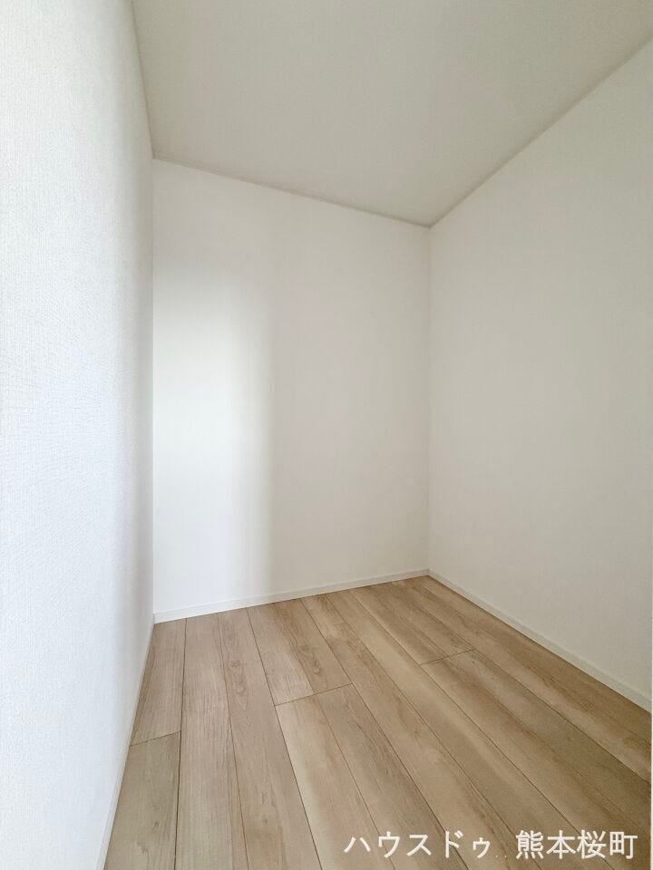 ■□■8帖洋室WIC■□■衣類から小物まで一ヶ所に集約。整理整頓がしやすく、毎日のコーディネートが楽しくなるゆとりの収納です。