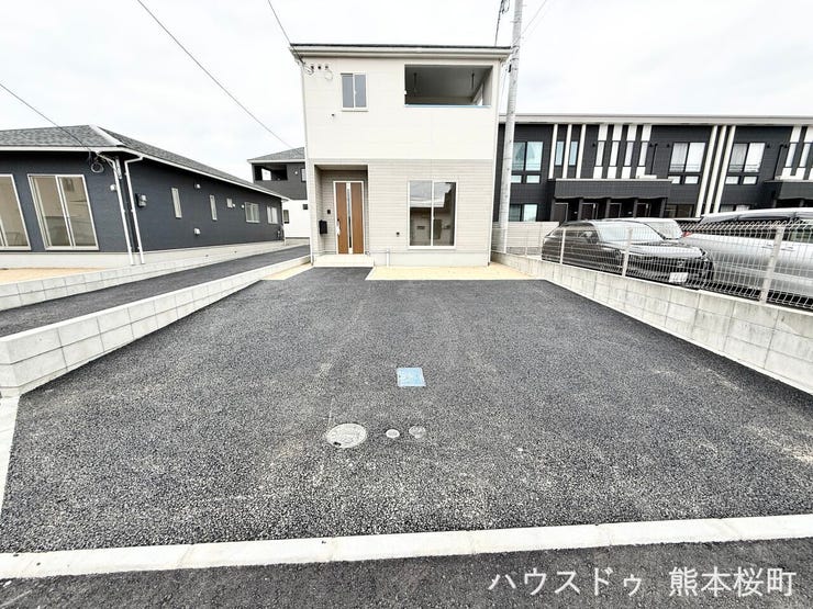 ■□■車と趣味の幅が広がる場所■□■単なる駐車スペースではない、洗車やタイヤ交換、DIYにも使える多目的な屋外スペースです。