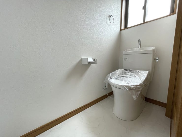 ■窓を備えたトイレです。自然光を取り込みやすく、換気にも配慮しやすい空間です