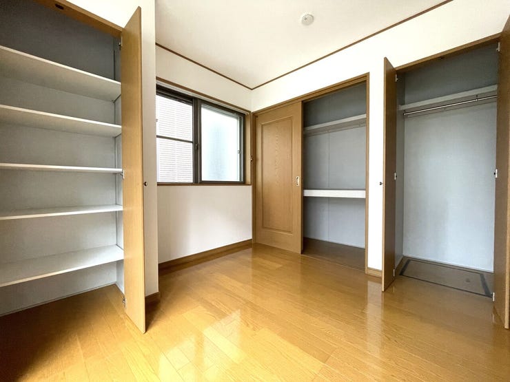 ■1階の洋室には3つの収納を備えており、衣類や荷物を用途に合わせて整理しやすい