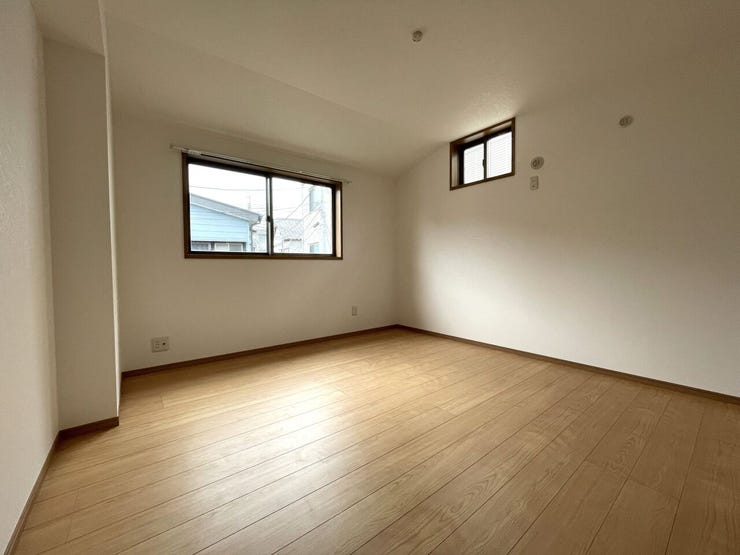 ■2階洋室はシンプルで家具の配置もしやすい空間