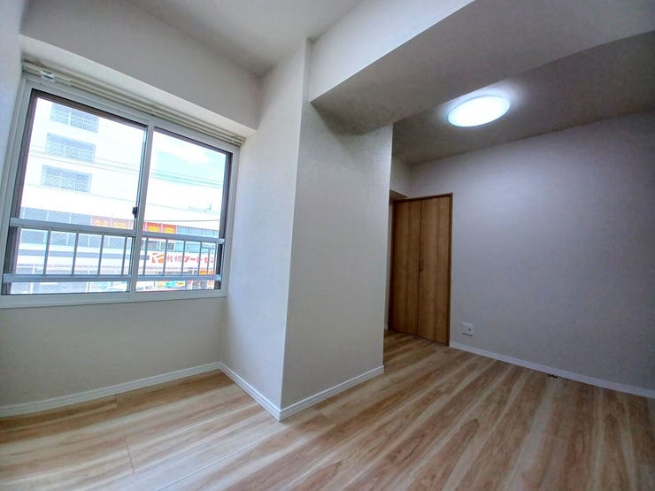 ■洋室(約5.3帖)■
個室として使い勝手の良いサイズ。書斎や趣味の部屋など、おこもり感のあるプライベート空間に最適です。自分らしい機能美あふれる空間作りを楽しめる一室です。